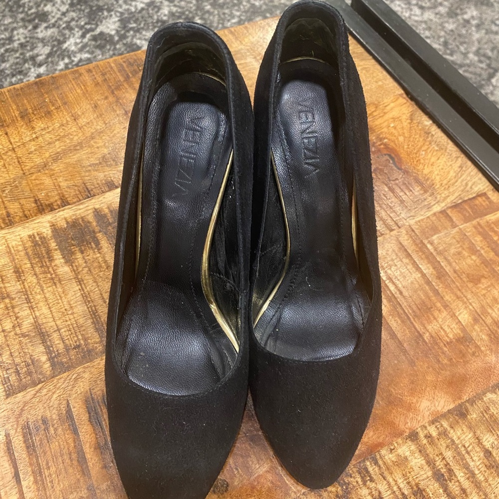 Venezia Black Classic Heels Sleek Design